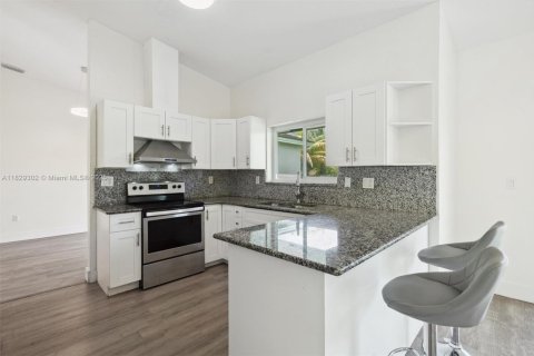 House in Miami, Florida 4 bedrooms, 151.71 sq.m. № 1804321 - photo 10