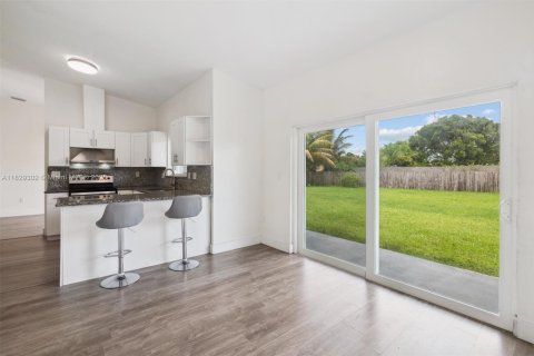 House in Miami, Florida 4 bedrooms, 151.71 sq.m. № 1804321 - photo 8