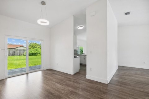House in Miami, Florida 4 bedrooms, 151.71 sq.m. № 1804321 - photo 14