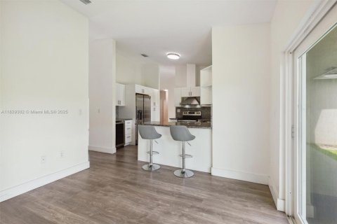 House in Miami, Florida 4 bedrooms, 151.71 sq.m. № 1804321 - photo 9
