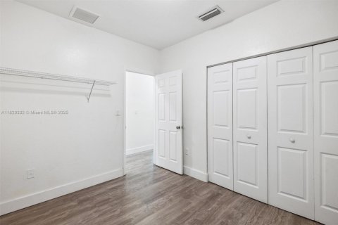 House in Miami, Florida 4 bedrooms, 151.71 sq.m. № 1804321 - photo 26