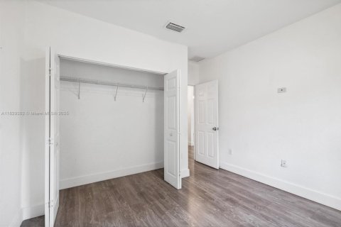 House in Miami, Florida 4 bedrooms, 151.71 sq.m. № 1804321 - photo 28