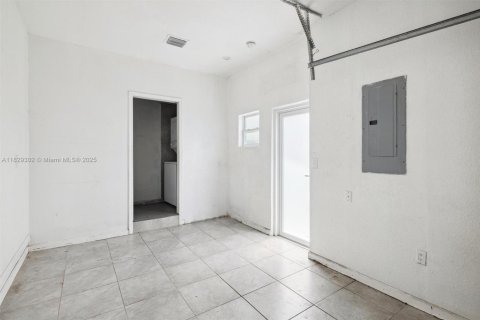 House in Miami, Florida 4 bedrooms, 151.71 sq.m. № 1804321 - photo 30