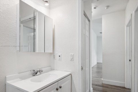 House in Miami, Florida 4 bedrooms, 151.71 sq.m. № 1804321 - photo 25