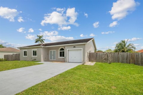 House in Miami, Florida 4 bedrooms, 151.71 sq.m. № 1804321 - photo 2