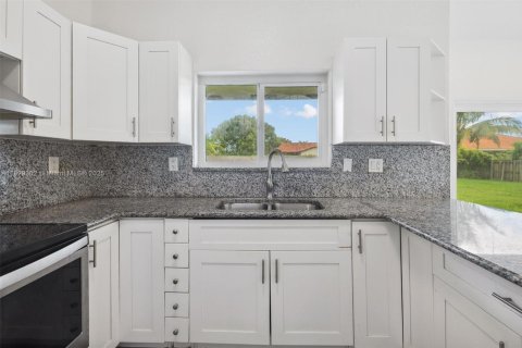 House in Miami, Florida 4 bedrooms, 151.71 sq.m. № 1804321 - photo 11