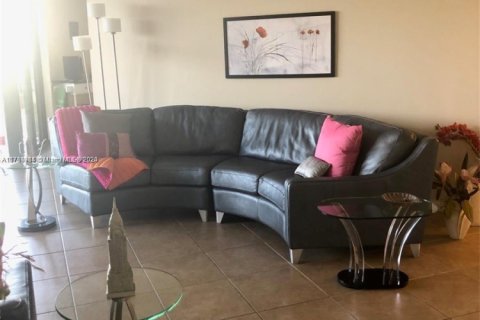 Condo in Miami, Florida, 2 bedrooms № 1935149 - photo 5