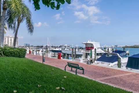 Condo in Miami, Florida, 2 bedrooms № 1935149 - photo 28