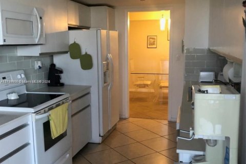 Condo in Miami, Florida, 2 bedrooms № 1935149 - photo 10
