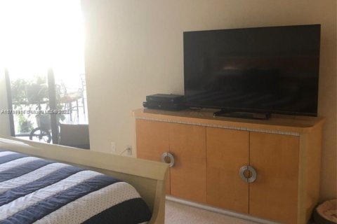 Condo in Miami, Florida, 2 bedrooms № 1935149 - photo 14