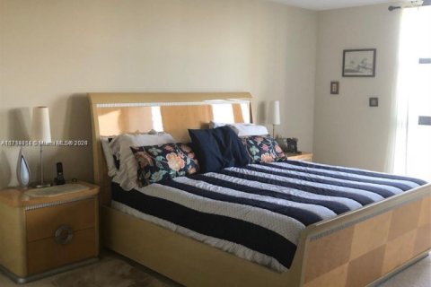 Condo in Miami, Florida, 2 bedrooms № 1935149 - photo 13