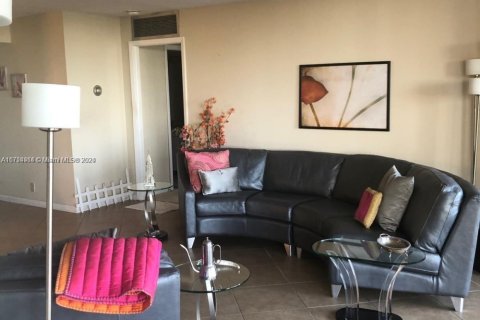Condo in Miami, Florida, 2 bedrooms № 1935149 - photo 6