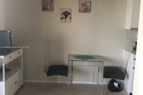 Condo in Miami, Florida, 2 bedrooms № 1935149 - photo 12
