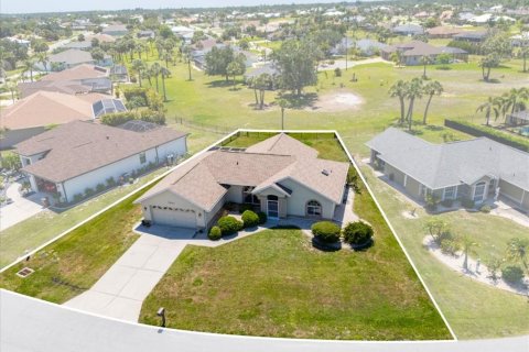 House in Punta Gorda, Florida 3 bedrooms, 149.11 sq.m. № 1910005 - photo 2