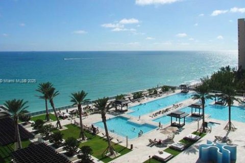 Condo in Hallandale Beach, Florida, 2 bedrooms  № 2068231 - photo 12