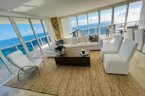 Condo in Hallandale Beach, Florida, 2 bedrooms  № 2068231 - photo 3