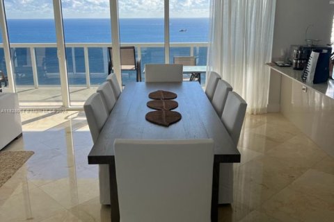 Condo in Hallandale Beach, Florida, 2 bedrooms  № 2068231 - photo 10