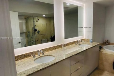 Condo in Hallandale Beach, Florida, 2 bedrooms  № 2068231 - photo 11