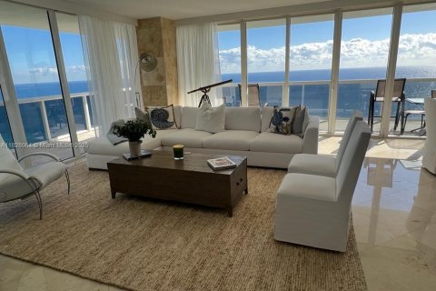 Condo in Hallandale Beach, Florida, 2 bedrooms  № 2068231 - photo 7