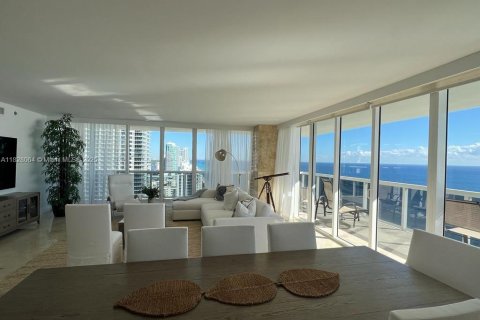 Condo in Hallandale Beach, Florida, 2 bedrooms  № 2068231 - photo 2