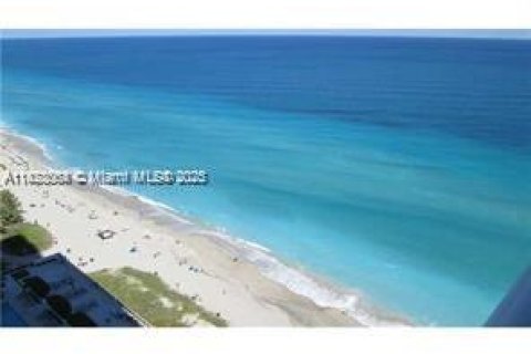 Condo in Hallandale Beach, Florida, 2 bedrooms  № 2068231 - photo 14