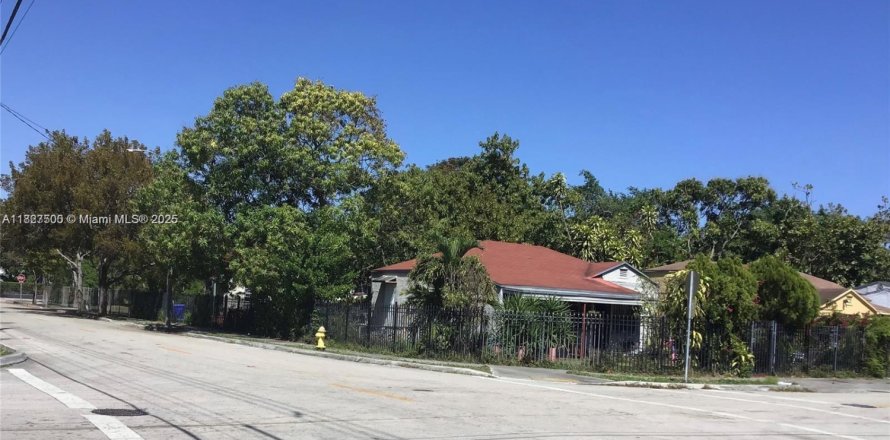 House in Miami, Florida 4 bedrooms, 145.67 sq.m. № 1798931