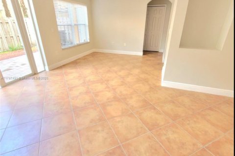 Adosado en venta en Miami Lakes, Florida, 3 dormitorios, 134.71 m2 № 1738412 - foto 3