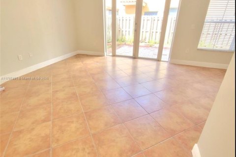 Adosado en venta en Miami Lakes, Florida, 3 dormitorios, 134.71 m2 № 1738412 - foto 2