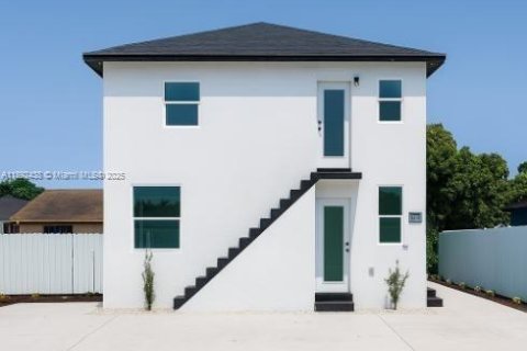 Commercial property in Miami, Florida 107.77 sq.m. № 1944961 - photo 2