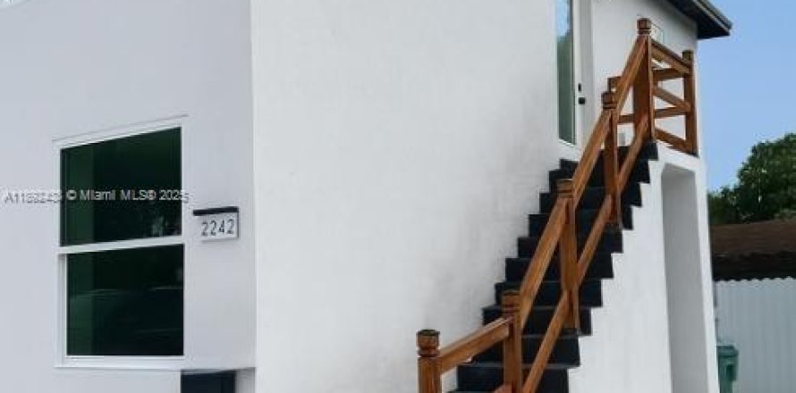 Commercial property in Miami, Florida 107.77 sq.m. № 1944961