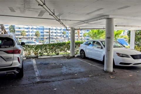 Condominio en venta en Sunny Isles Beach, Florida, 3 dormitorios, 145.86 m2 № 2017601 - foto 29