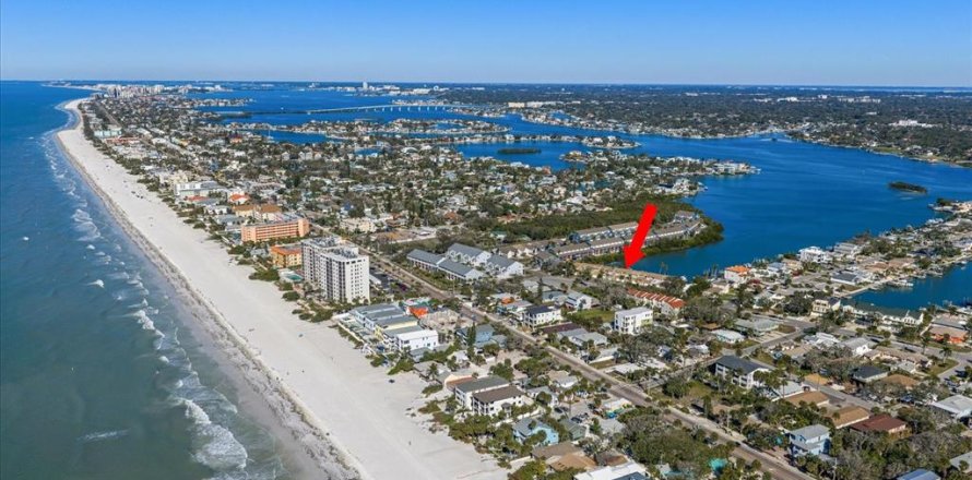 Condo in Indian Rocks Beach, Florida, 2 bedrooms  № 2125551