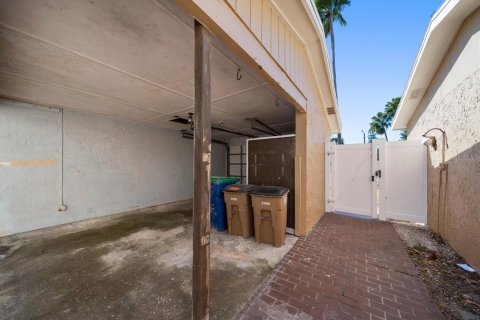 Condo in Indian Rocks Beach, Florida, 2 bedrooms  № 2125551 - photo 24