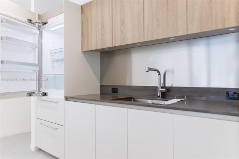 Condo in Miami, Florida, 1 bedroom  № 1812374 - photo 6
