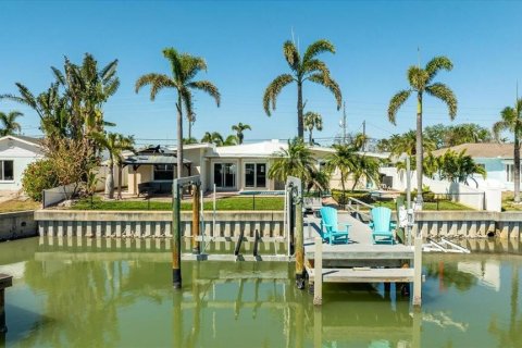 House in Saint Petersburg, Florida 4 bedrooms, 195.09 sq.m. № 1886004 - photo 8
