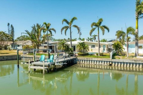 House in Saint Petersburg, Florida 4 bedrooms, 195.09 sq.m. № 1886004 - photo 9
