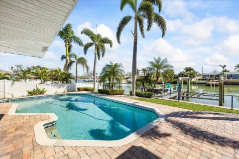 House in Saint Petersburg, Florida 4 bedrooms, 195.09 sq.m. № 1886004 - photo 6