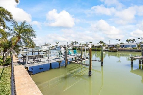 House in Saint Petersburg, Florida 4 bedrooms, 195.09 sq.m. № 1886004 - photo 7