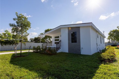 House in Pompano Beach, Florida 3 bedrooms № 2060761 - photo 6