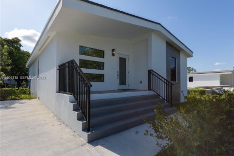 House in Pompano Beach, Florida 3 bedrooms № 2060761 - photo 2