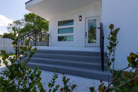 House in Pompano Beach, Florida 3 bedrooms № 2060761 - photo 3