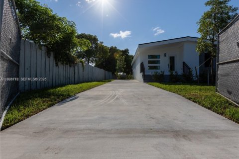 House in Pompano Beach, Florida 3 bedrooms № 2060761 - photo 5