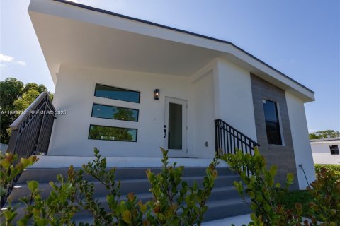 House in Pompano Beach, Florida 3 bedrooms № 2060761 - photo 4