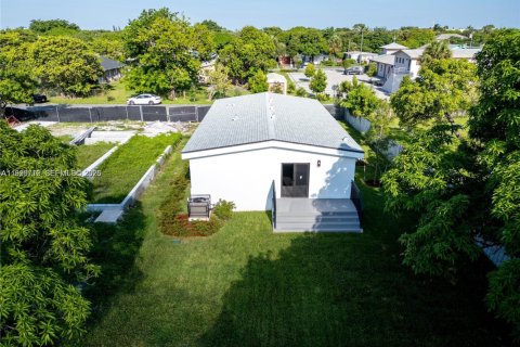 House in Pompano Beach, Florida 3 bedrooms № 2060761 - photo 8