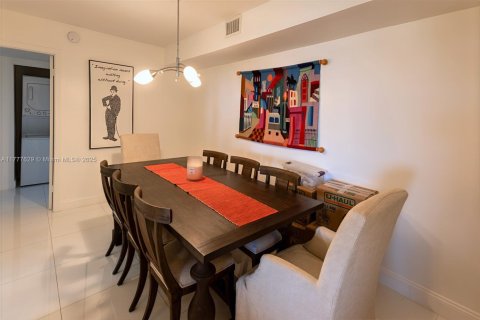 Condominio en alquiler en Miami, Florida, 2 dormitorios, 141.21 m2 № 1699638 - foto 3