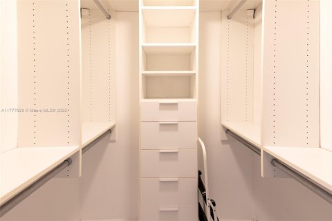 Condominio en alquiler en Miami, Florida, 2 dormitorios, 141.21 m2 № 1699638 - foto 4