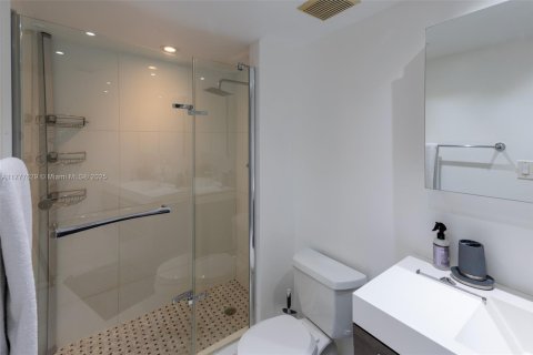 Condominio en alquiler en Miami, Florida, 2 dormitorios, 141.21 m2 № 1699638 - foto 5