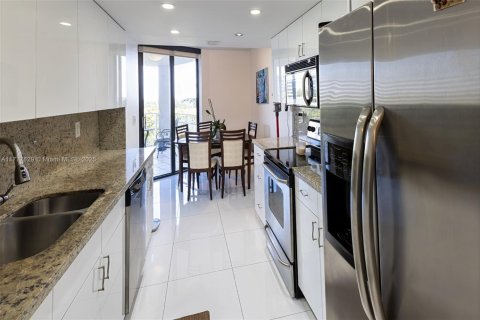Condominio en alquiler en Miami, Florida, 2 dormitorios, 141.21 m2 № 1699638 - foto 9
