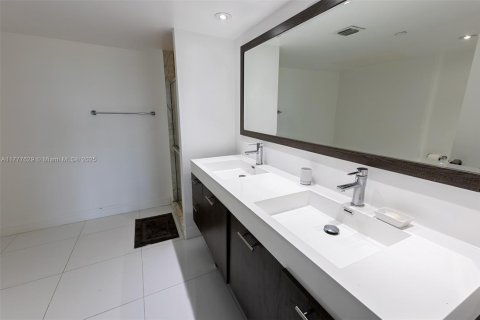 Condominio en alquiler en Miami, Florida, 2 dormitorios, 141.21 m2 № 1699638 - foto 14
