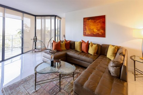 Condominio en alquiler en Miami, Florida, 2 dormitorios, 141.21 m2 № 1699638 - foto 1